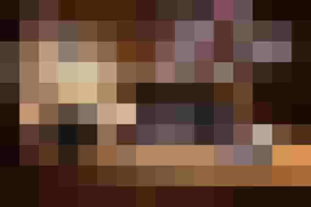 Stofflabels von Rockzipfl auf einem Holzbrett mit Nähutensilien und Dekoration.