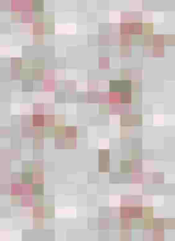Blumenmuster in zarten Rosa- und Grüntönen auf grauem Hintergrund. Ideal für alpine Mode.