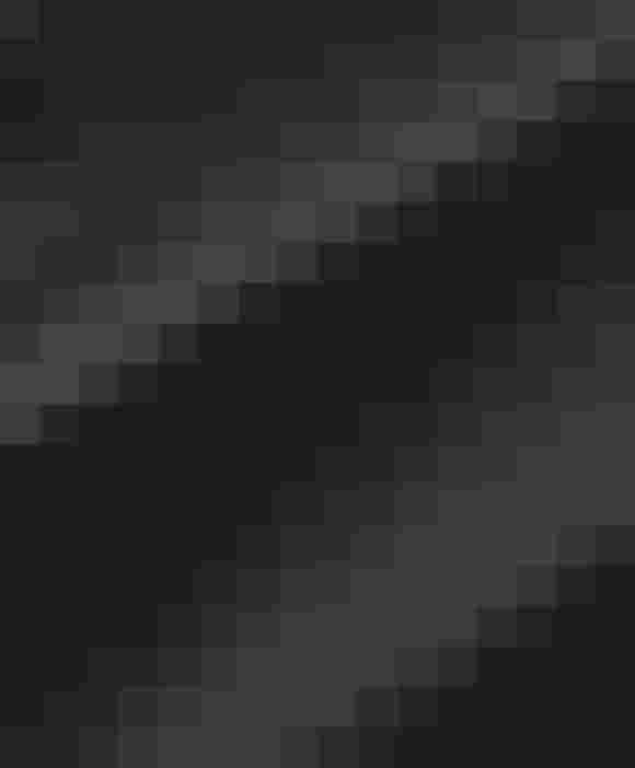 Dunkler, glatter Stoff in sanften Wellen, ideal für elegante A-Linien Kleider.