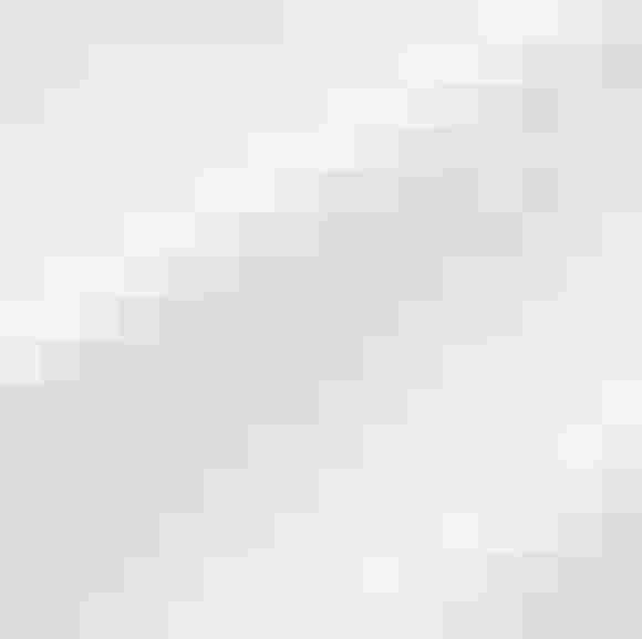 Heller, glänzender Stoff in Cremefarbe, geeignet für moderne alpine Mode und Kleiderkreationen.