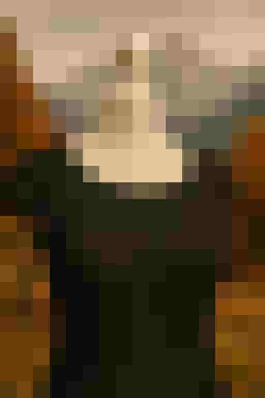 Schwarzes Kleid auf Schneiderpuppe vor Bergkulisse