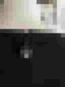 Nahaufnahme eines schwarzen Reißverschlusses mit Herzanhänger