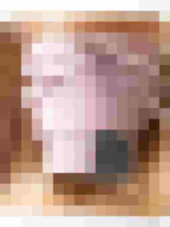 Rosenfarbener Gürtel aus recyceltem Kunstleder in Holzschale präsentiert.