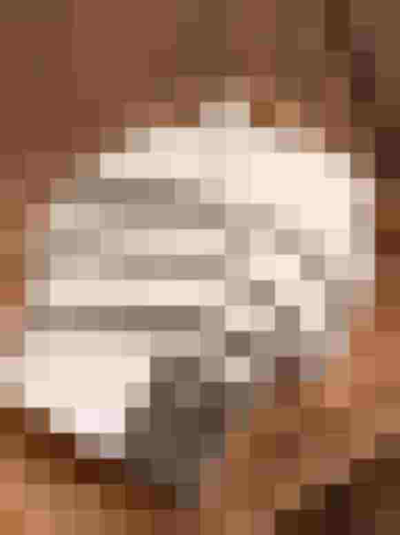 Weißer Gürtel aus recyceltem Kunstleder auf Holzplatte, designed in Maria Alm.