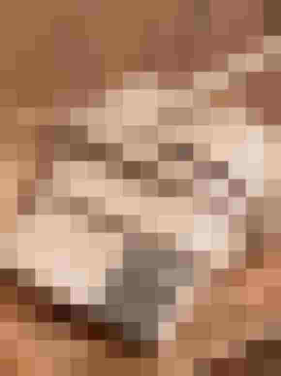 Beiger Gürtel aus recyceltem Kunstleder in einer Holzschale, nachhaltig und stilvoll.