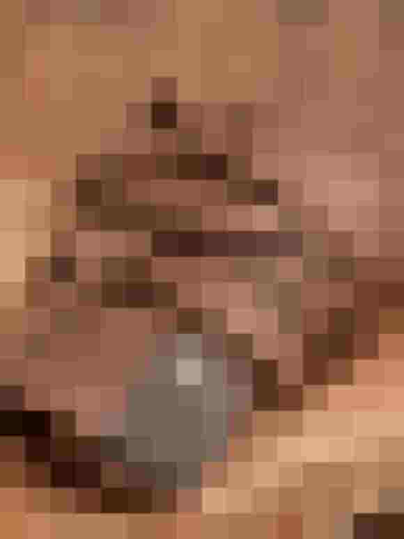 Brauner Gürtel von Rockzipfl auf einem rustikalen Holztablett.