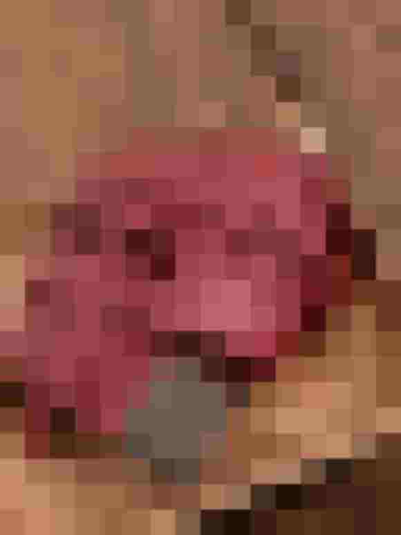 Cremiger, roter Gürtel aus recyceltem Kunstleder auf Holztablett, stilvoll und nachhaltig.