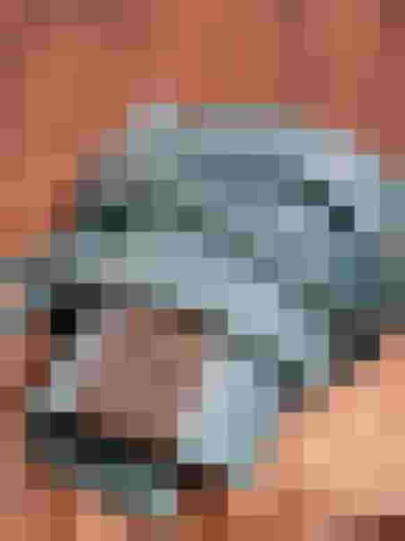 Eleganter Gürtel aus recyceltem Kunstleder in sanftem Blau, stilvoll auf Holz präsentiert.