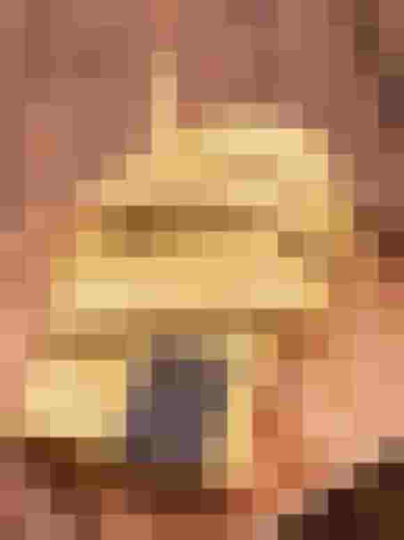 Gelber Gürtel aus recyceltem Kunstleder in Holzschale, Rockzipfl-Design erkennbar.