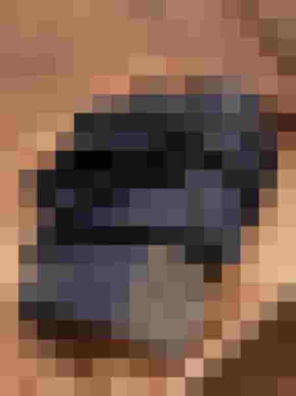 Dunkelblauer Gürtel aus recyceltem Kunstleder, stilvoll präsentiert auf einem Holztablett.