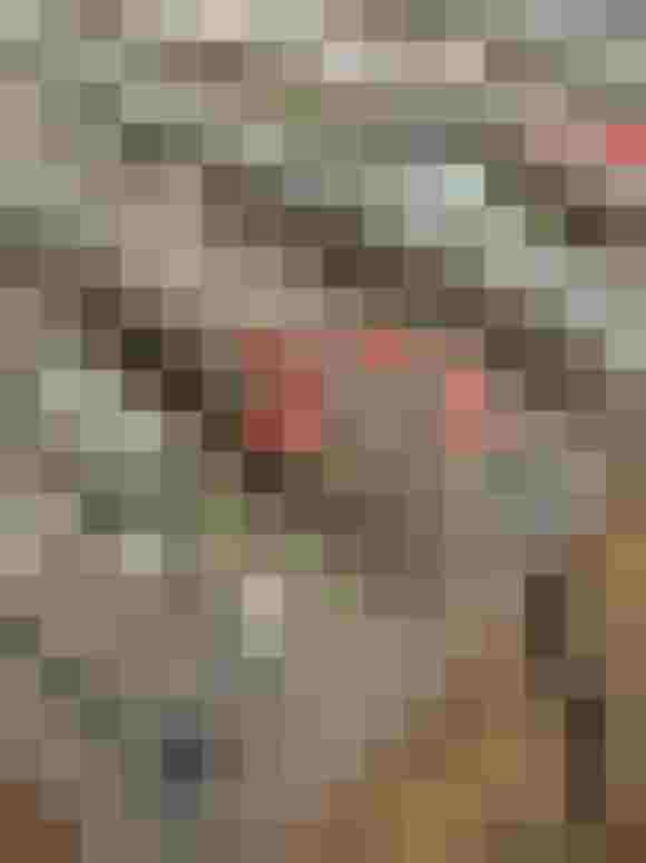 Detailreiche Handarbeit mit floralem Stickmuster auf transparentem Stoff. Ideal für Kleider.