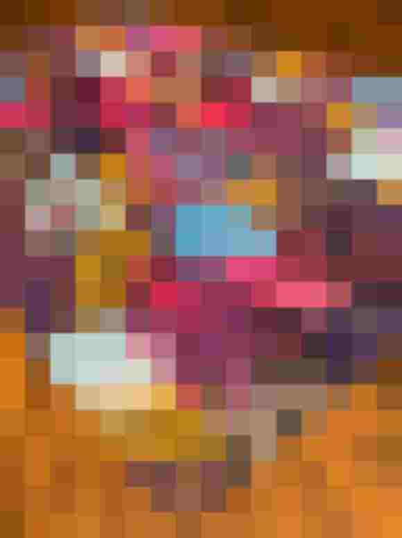 Bunt gemusterte Schürze aus Baumwoll-Elasthan-Mix, inspiriert von alpiner Mode.