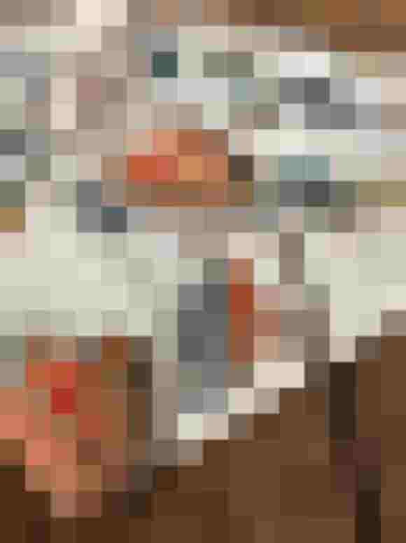 Bunte Blätter auf einem weißen Stoff, detailreiche Textur und alpin-inspiriertes Design.