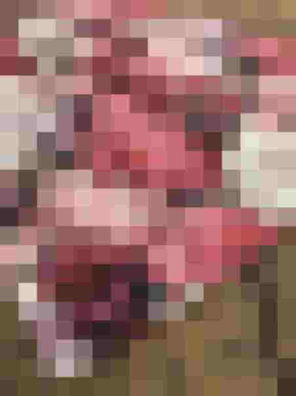 Blumenmuster auf einem Stoff für Rockzipfl Mode, elegant und modern gestaltet.