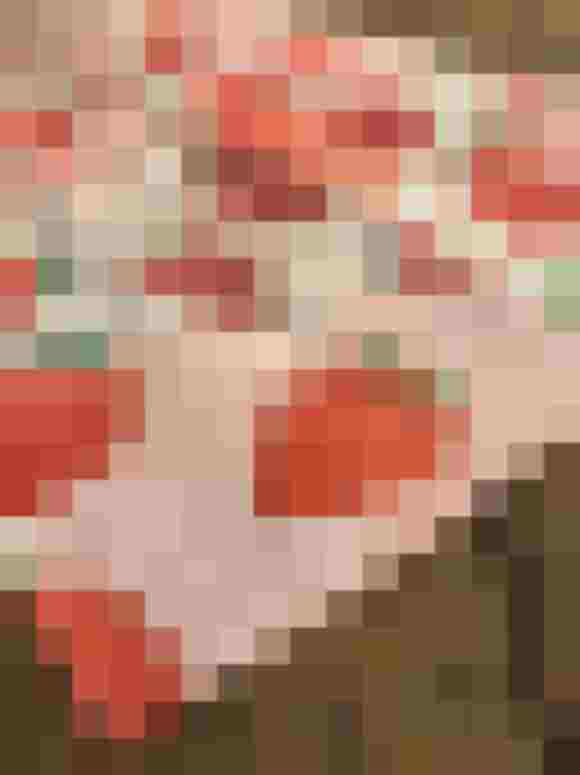 Bunte Schürze mit Erdbeer-Motiv auf rosa Hintergrund, ideal für jeden Anlass.