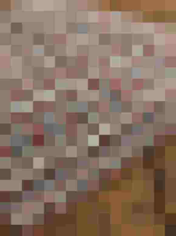 Bunt gemusterter Stoff mit weiß, rot und schwarz, ideal für einzigartige Rockzipfl Mode.