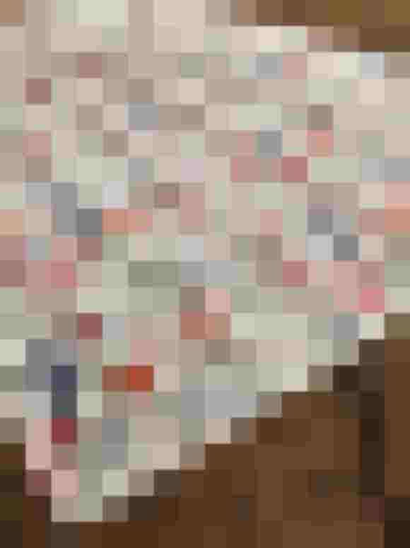 Blumige A-Linien-Kreation auf Holzuntergrund, inspiriert von natürlichem, alpinen Design.