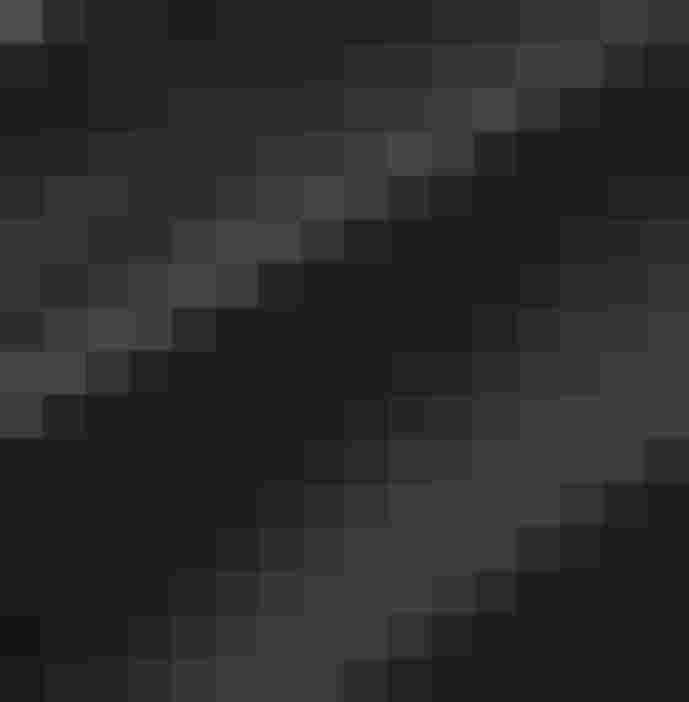 Dunkler, glatter Stoff in sanften Wellen, ideal für elegante A-Linien Kleider.