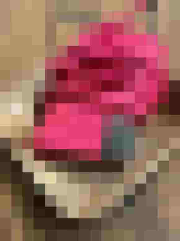 Roter Gürtel von Rockzipfl auf rustikaler Holzplatte, vereint alpines Design und Stil.