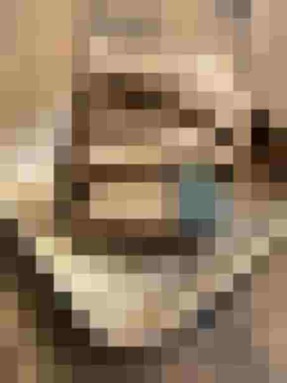 Recycelter Gürtel von Rockzipfl in einer Holzschale auf einem rustikalen Tisch.