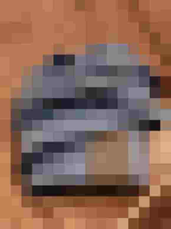 Blauer Gürtel von Rockzipfl auf einer Holzschale, aus nachhaltigen Materialien gefertigt.