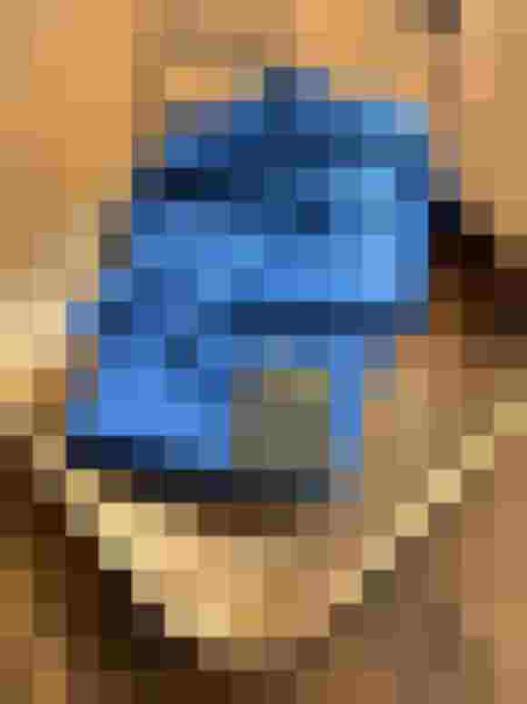 Blauer Gürtel von Rockzipfl, elegant auf einem Holztablett drapiert.