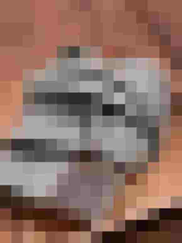 Handgefertigter Gürtel von Rockzipfl in sanftem Grün auf einer Holzplatte.