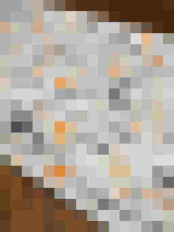 Blau-graue Textilie mit floralen Mustern in Orange und Beige, ideal für handgefertigte Schürzen.