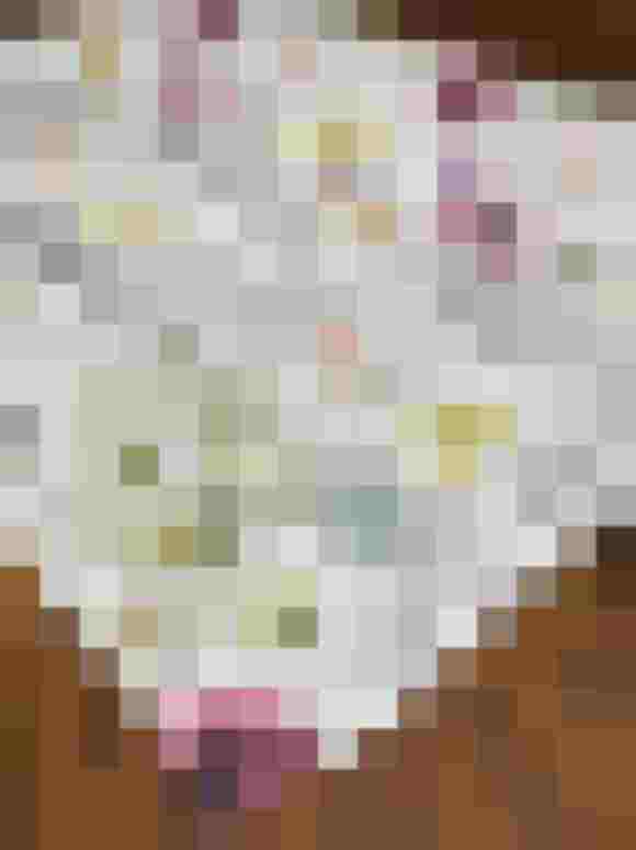 Bunte, blumenmusterte Schürze auf Holztisch, ideal für festliche Anlässe oder Alltag.