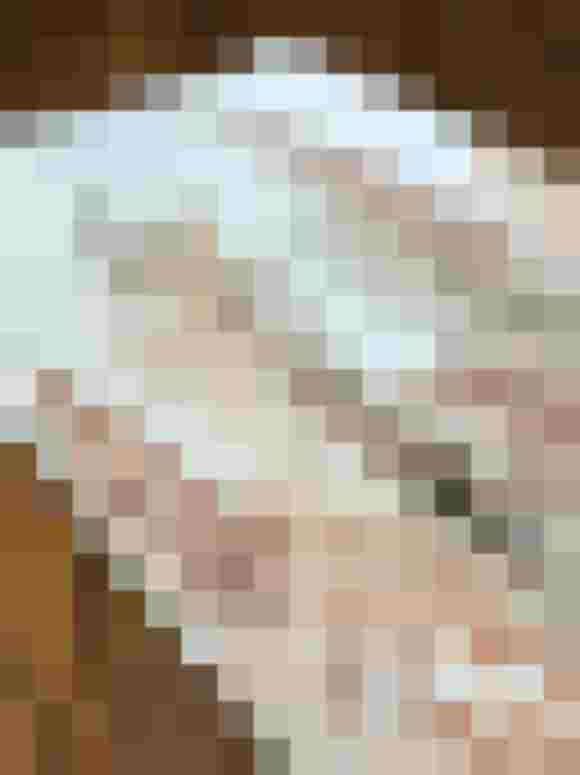 Dekorative Tischdecke mit zarten, beige-braunen Pflanzenmustern auf hellem Hintergrund.
