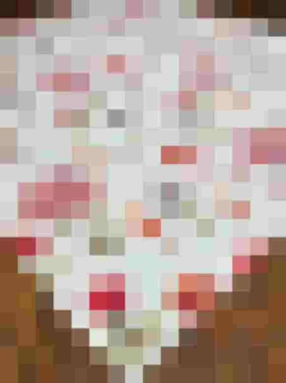 Blumentextil mit bunten floralen Mustern auf hellem Hintergrund, passend für Schürzen oder Kleidung.