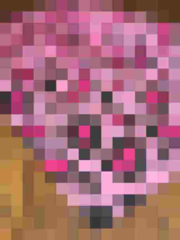 Pink-gemusterter Rock mit Leopardenmuster auf Holzuntergrund. Nachhaltige, alpine Mode.