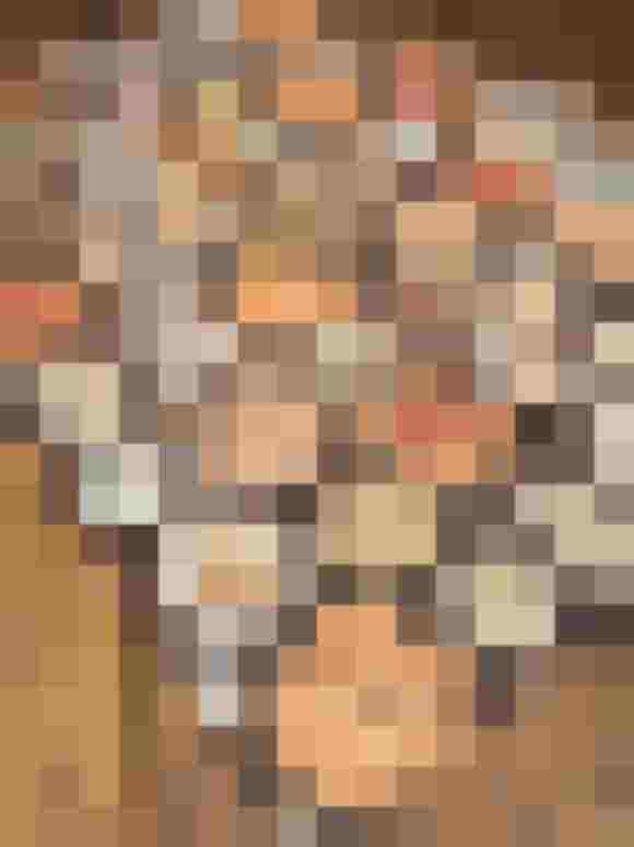 Bunte Schürze mit Holzring-Muster auf einem Holztisch, ideal für kreative Anlässe.