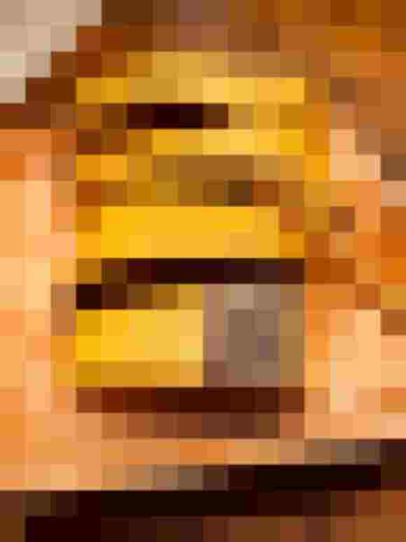 Gelber Rockzipfl-Gürtel auf Holztablett, umgeben von natürlichem Ambiente.