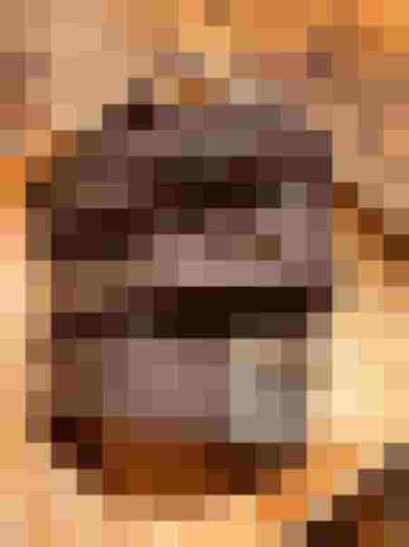 Brauner Gürtel aus recyceltem Kunstleder auf einem Holzteller, Marke Rockzipfl.