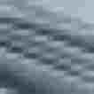 Nahaufnahme von eisblauem Stoff mit weichen, diagonal verlaufenden Falten